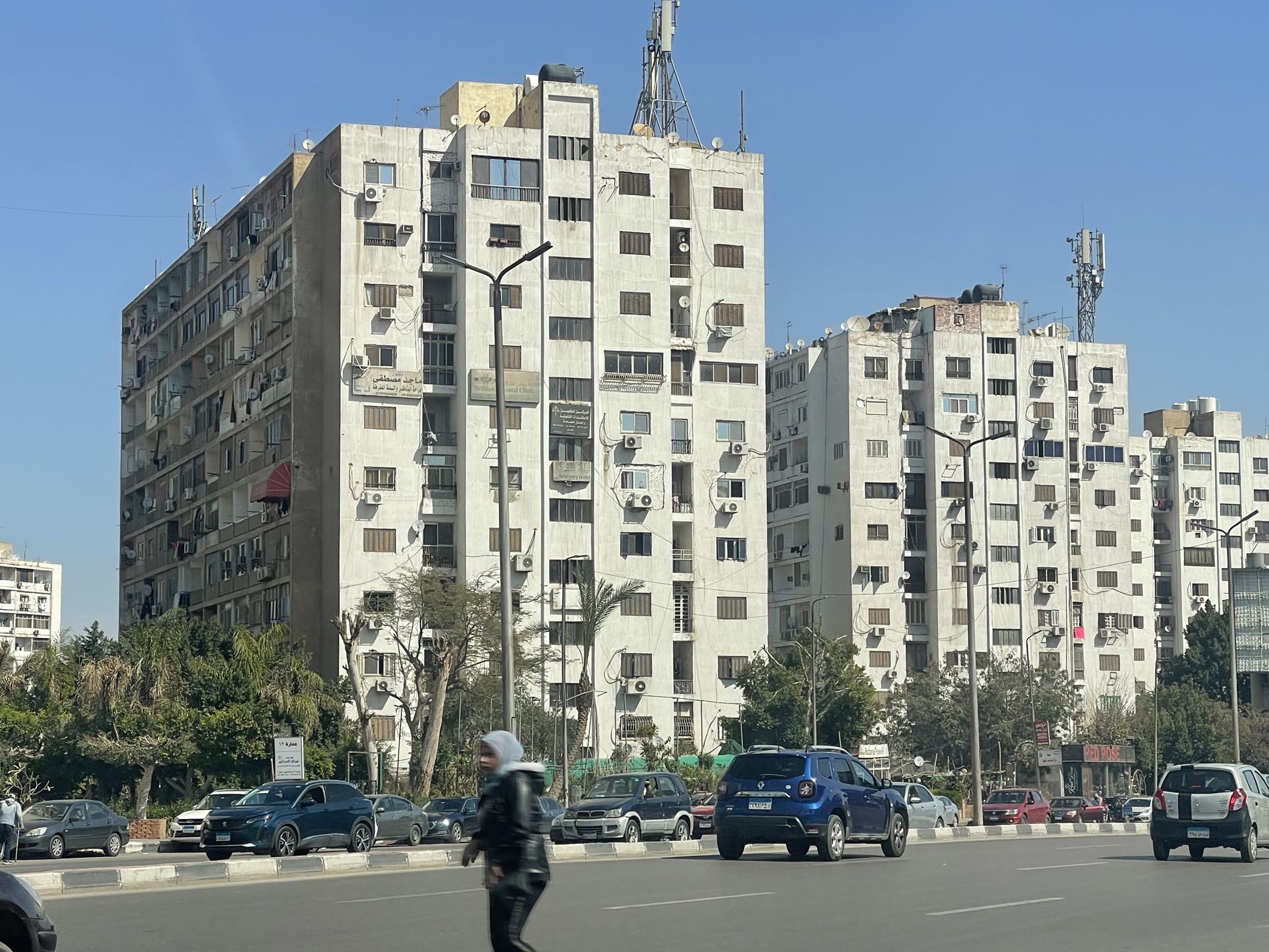 Paradoxical Union: the Meeting of the “Less” and the “More” in Nasr City
